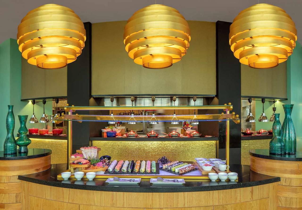 Symphony Style Hotel Kuwait Salmiya Exteriör bild The buffet at the restaurant
