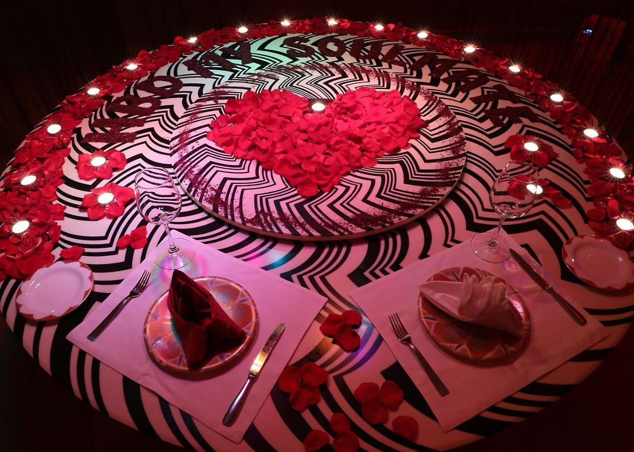 Symphony Style Hotel Kuwait Salmiya Exteriör bild A table at the restaurant