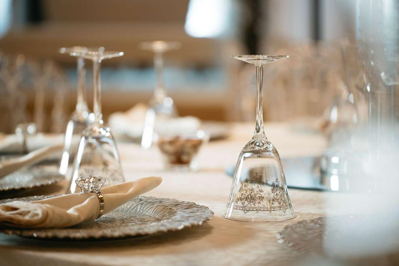 Symphony Style Hotel Kuwait Salmiya Exteriör bild Wine glasses