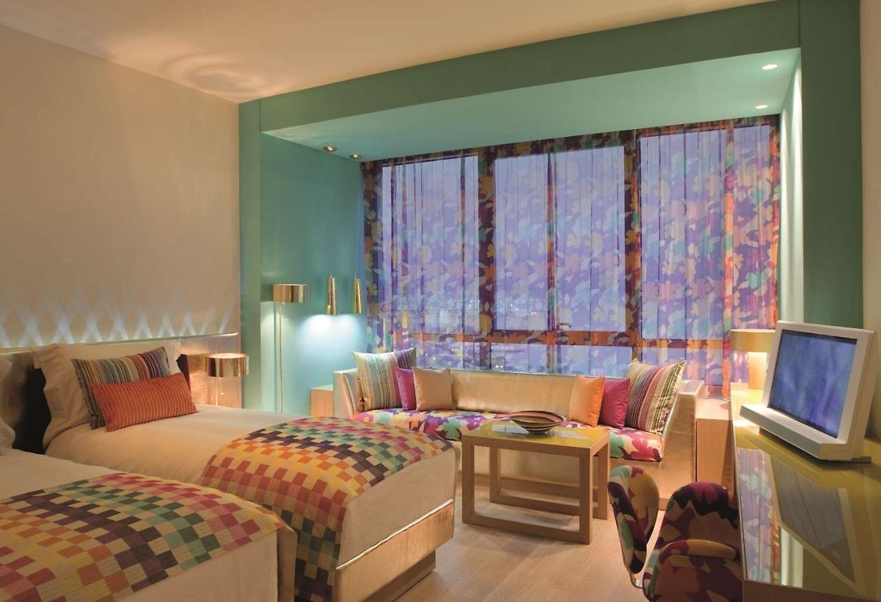 Symphony Style Hotel Kuwait Salmiya Exteriör bild A room at the hotel