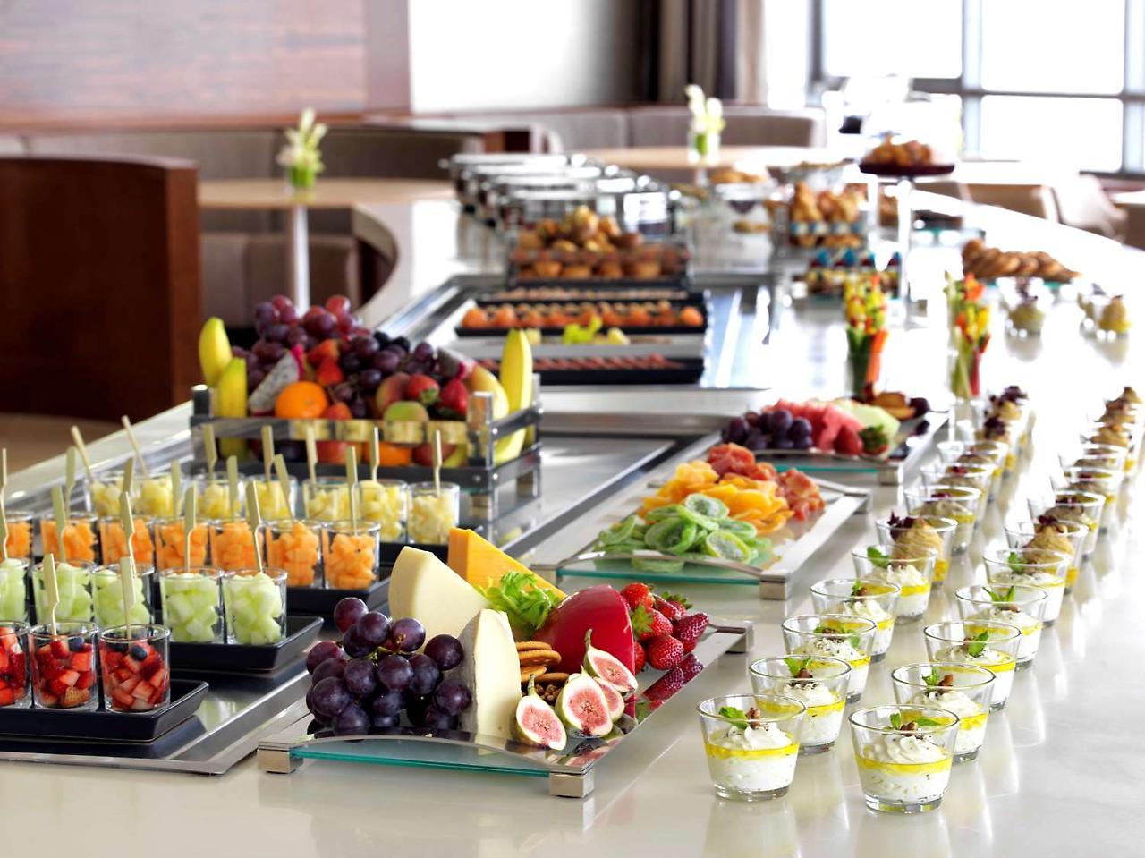 Symphony Style Hotel Kuwait Salmiya Exteriör bild A buffet