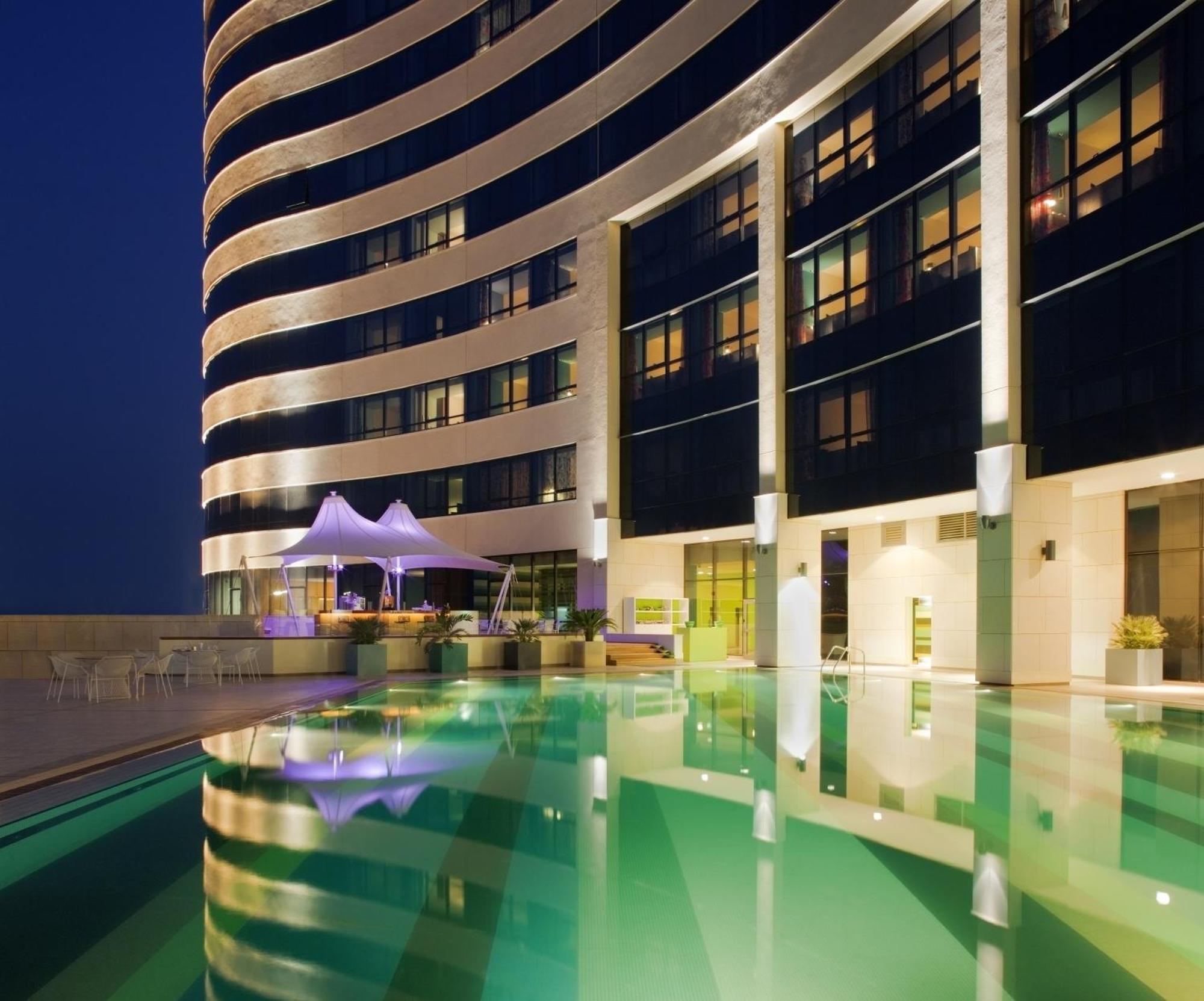 Symphony Style Hotel Kuwait Salmiya Exteriör bild The swimming pool at the hotel
