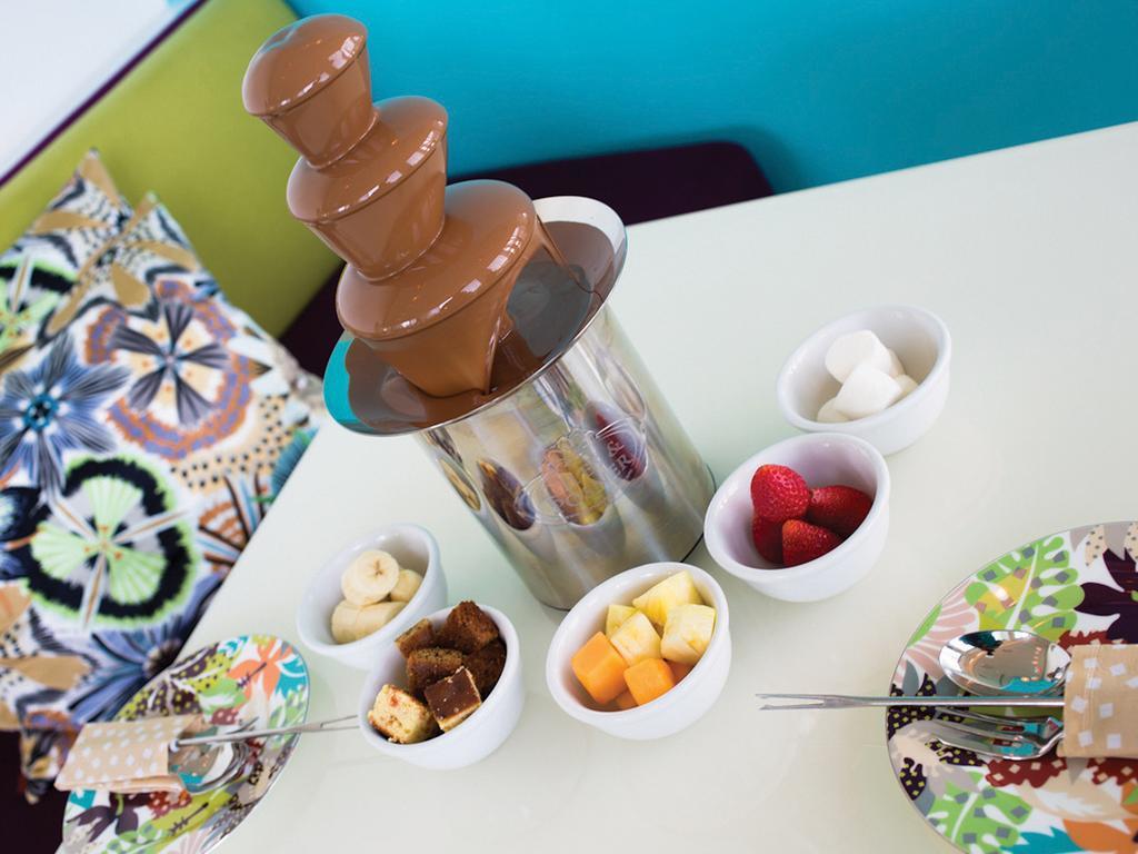 Symphony Style Hotel Kuwait Salmiya Exteriör bild A chocolate fountain