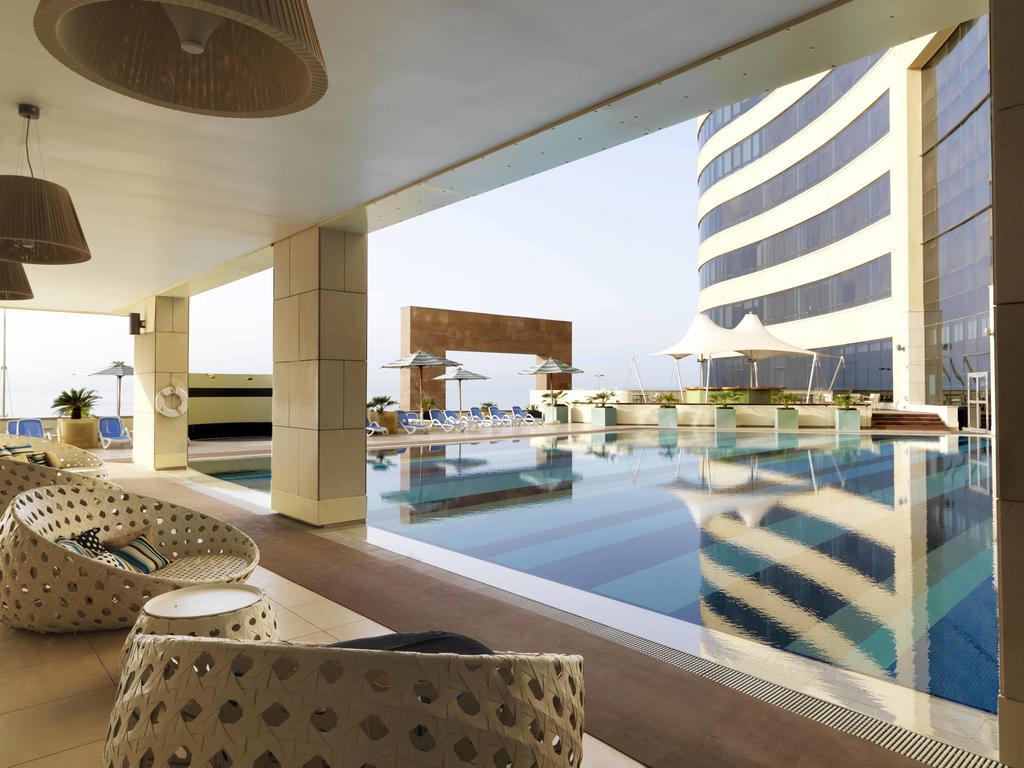 Symphony Style Hotel Kuwait Salmiya Exteriör bild The pool at the hotel
