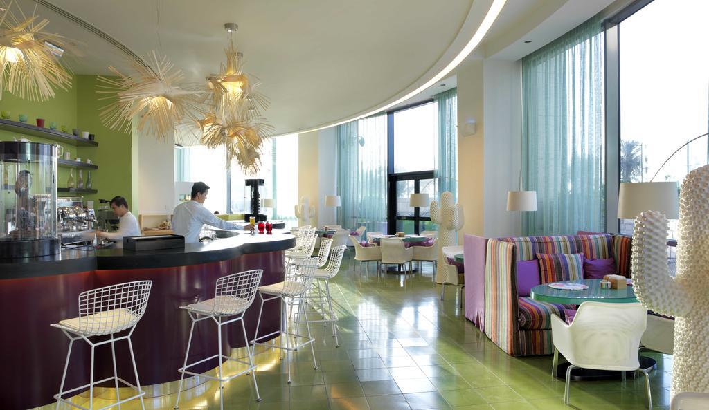 Symphony Style Hotel Kuwait Salmiya Exteriör bild The bar at the Standard East Village