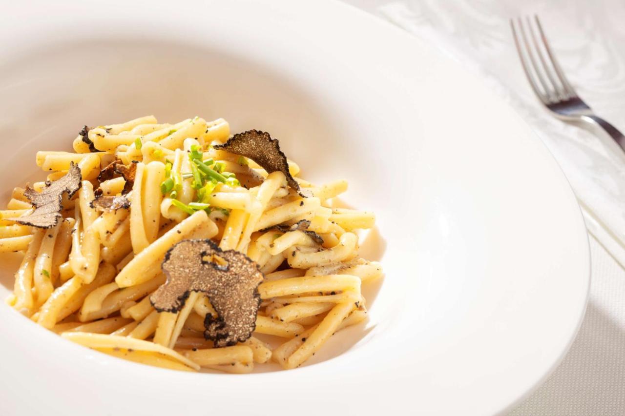 Symphony Style Hotel Kuwait Salmiya Exteriör bild Tagliolini with black truffle