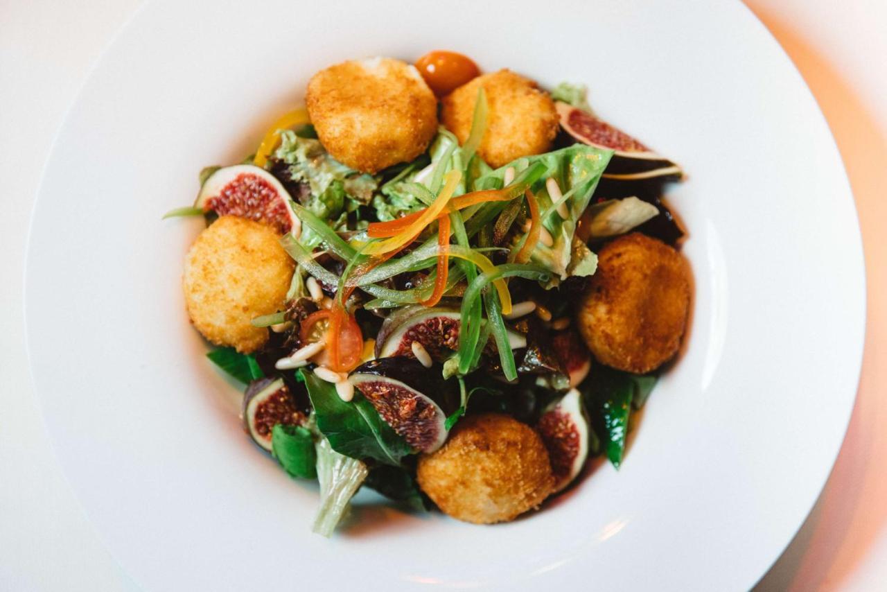 Symphony Style Hotel Kuwait Salmiya Exteriör bild A salad with figs and goat's cheese
