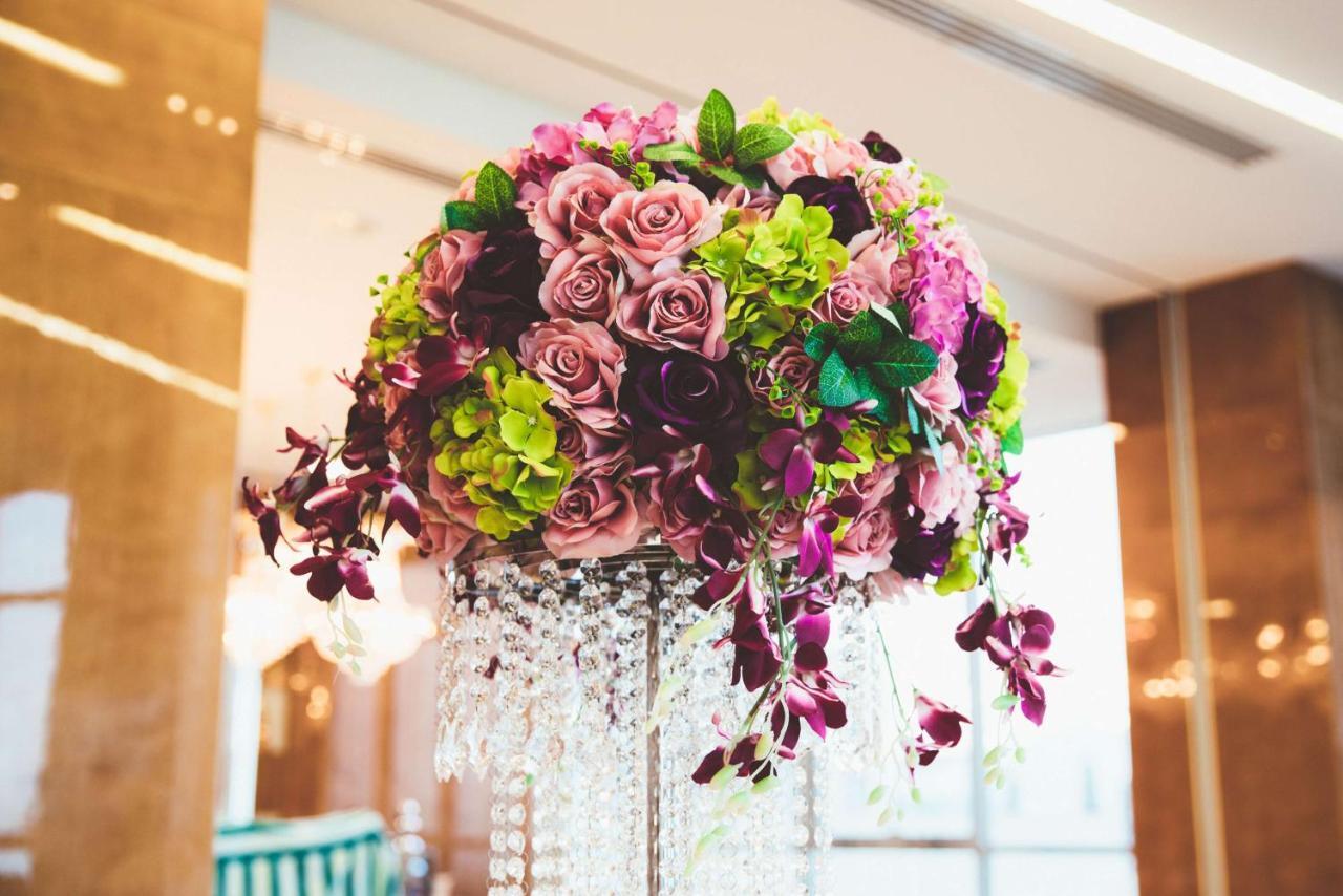 Symphony Style Hotel Kuwait Salmiya Exteriör bild Flower arrangement