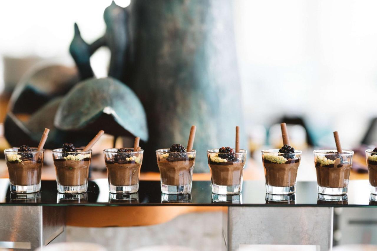 Symphony Style Hotel Kuwait Salmiya Exteriör bild Chocolate dessert