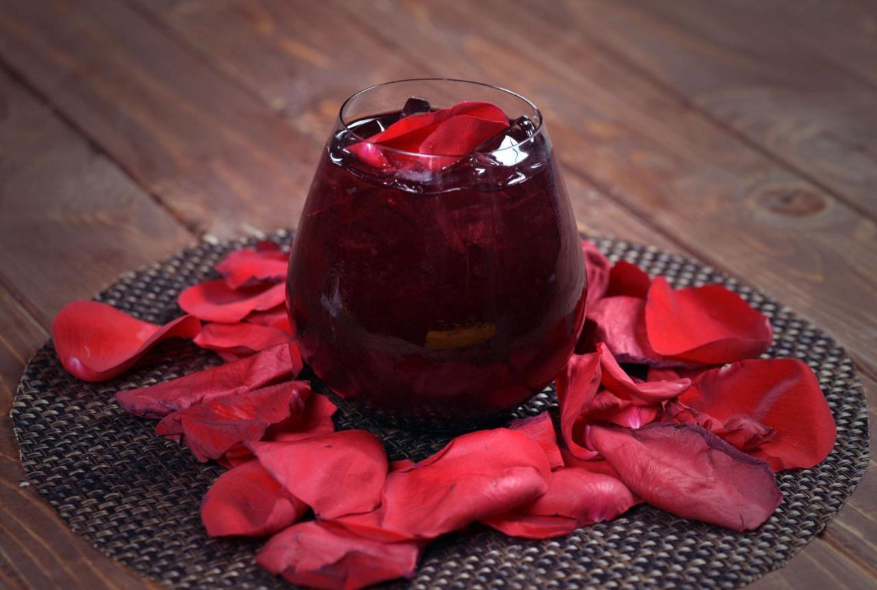 Symphony Style Hotel Kuwait Salmiya Exteriör bild A glass of pomegranate juice